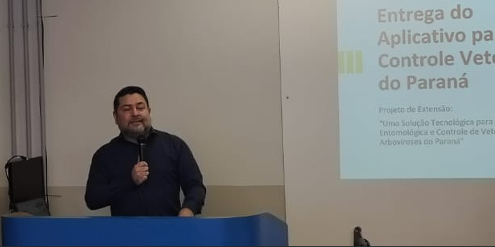 Professor de programação em ambiente de desenvolvimento com código nas telas